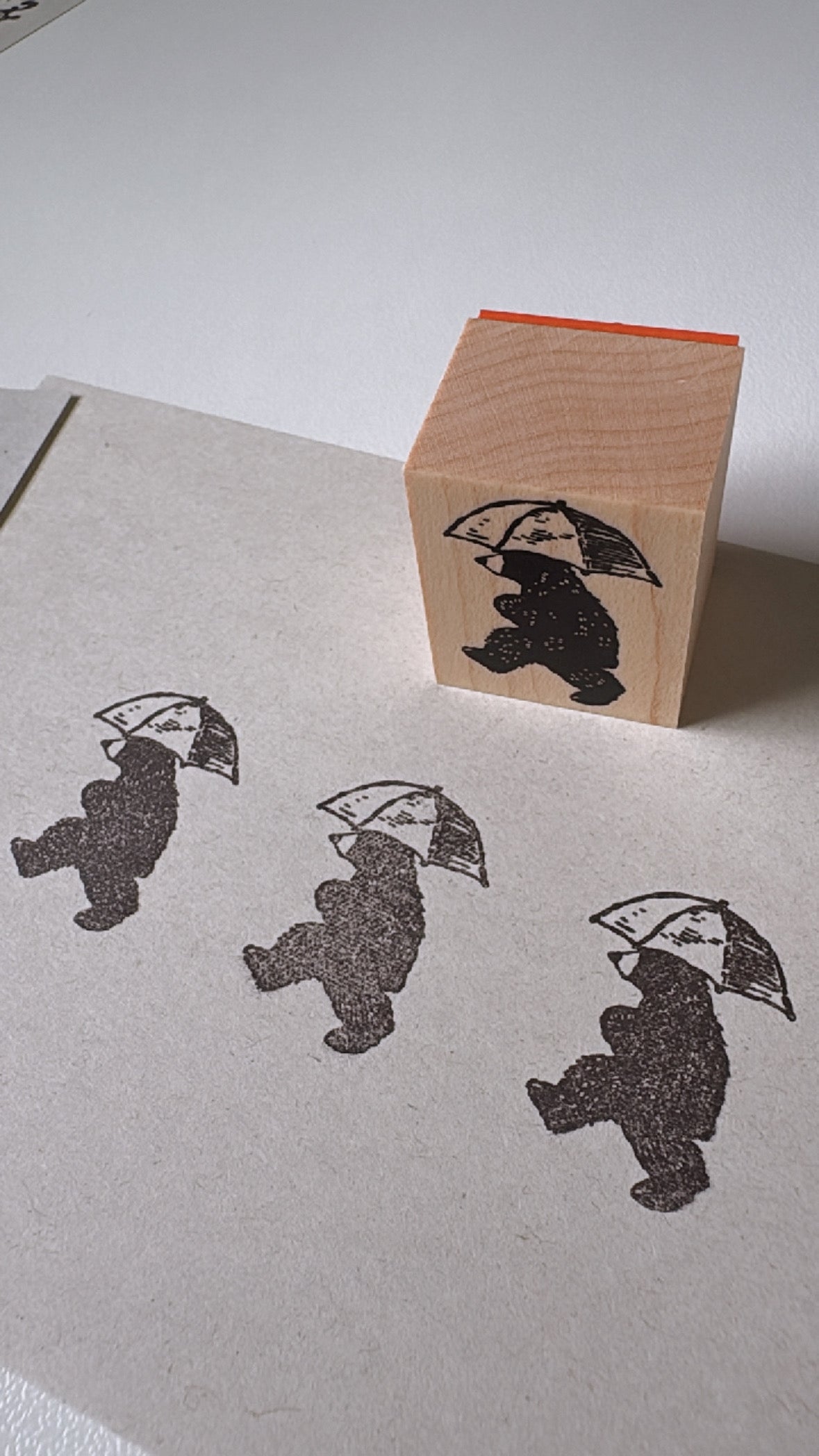 傘をさす子グマスタンプ KS-13