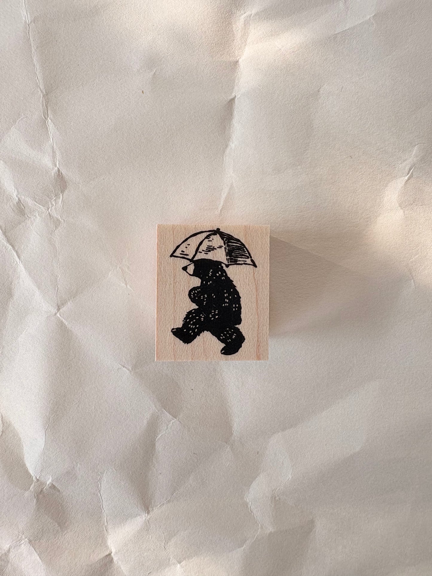 傘をさす子グマスタンプ KS13