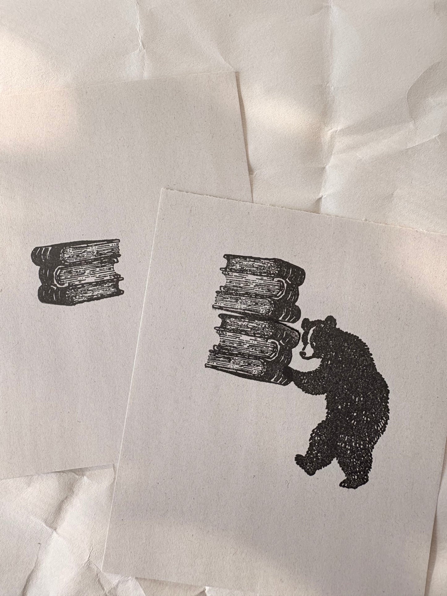 積み上げた本のスタンプ　KS21