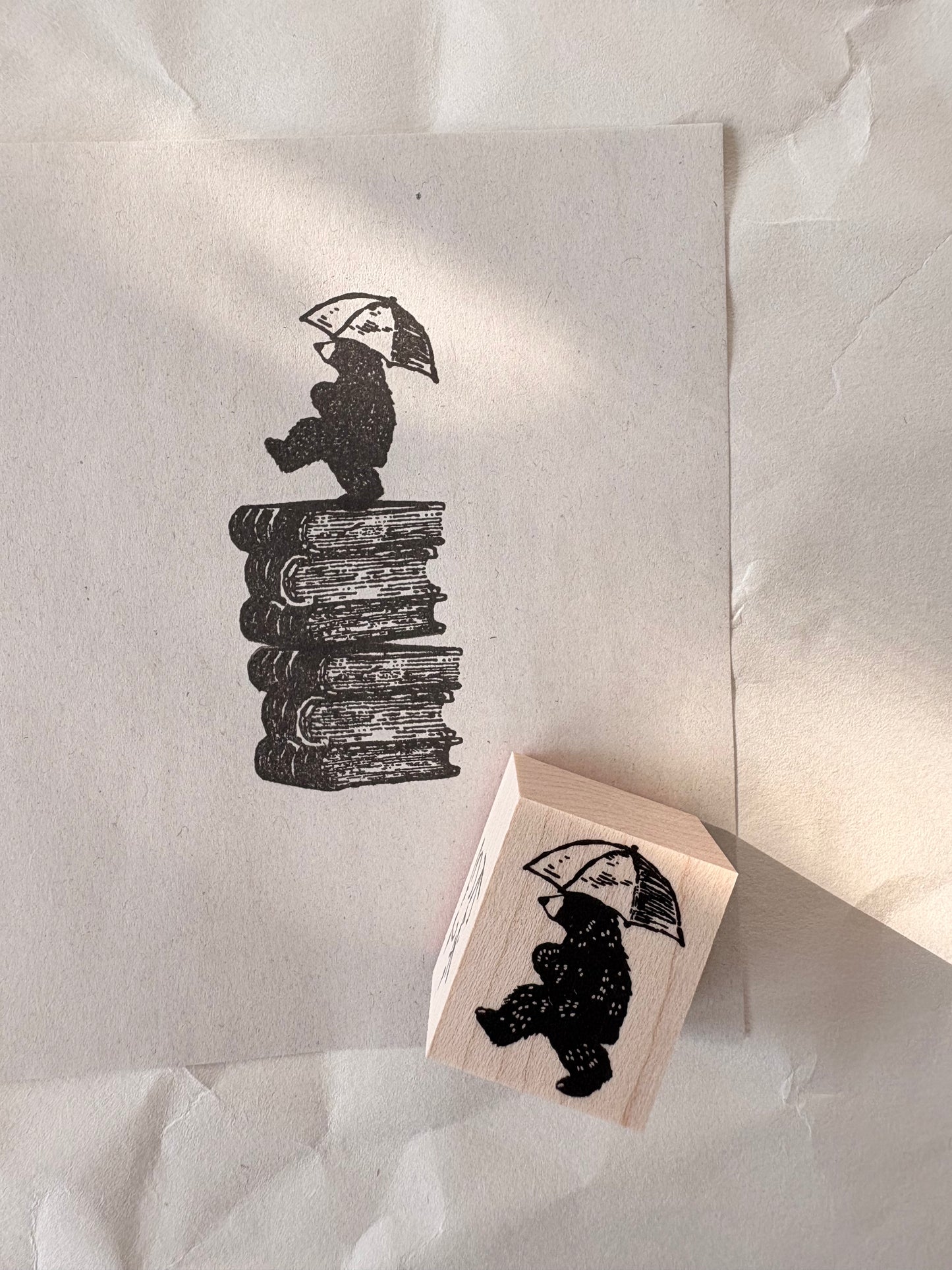 傘をさす子グマスタンプ　KS13