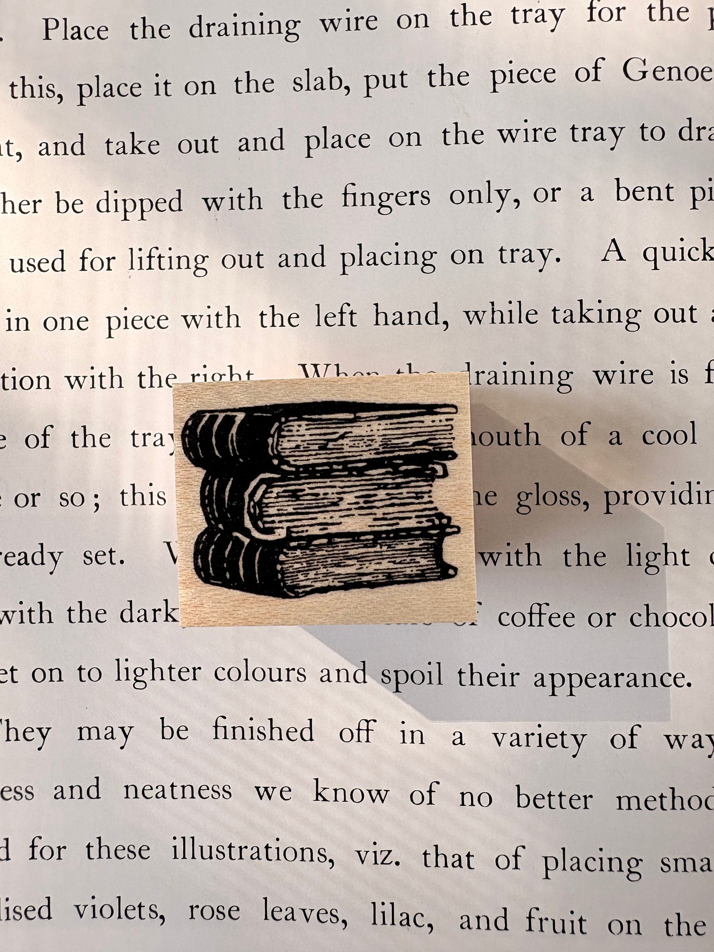 積み上げた本のスタンプ　KS21